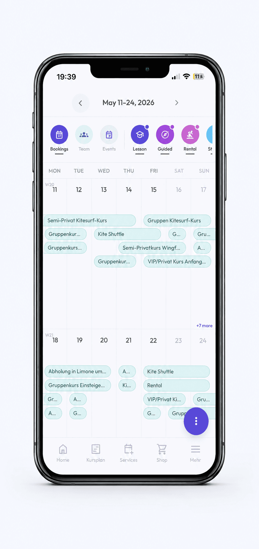 TIDEFORCE-Produktvisualisierung: mobile Kursplanung mit Kalender und Buchungen auf einem Smartphone vor hellem Hintergrund.